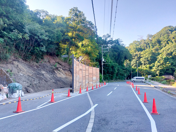 磐船神社近くの崖 202407218-2