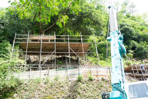 磐船トンネル横の崖 202407037