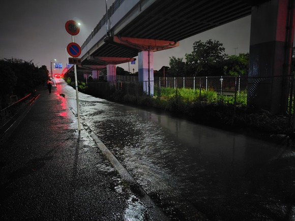 郡津駅前 大雨-1