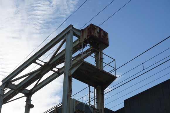 星田駅横の建屋-3