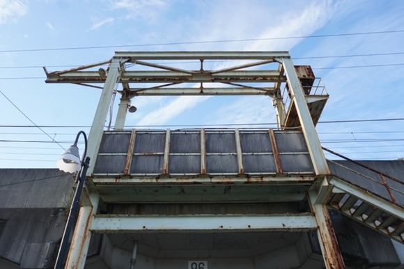 星田駅横の建屋-4