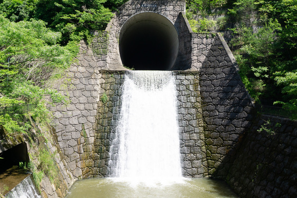 滝みたい！大雨の翌日に天野川河川トンネルが増水してた