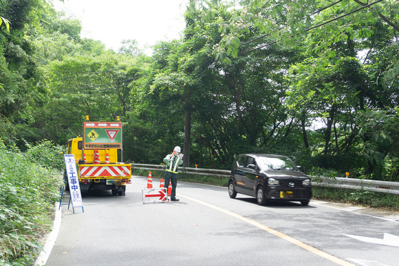 磐船トンネル横の崖 202407031