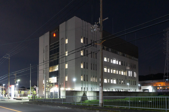 夜の交野警察署 20240327