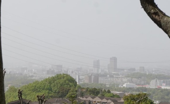 黄砂で霞む交野市内 202404171