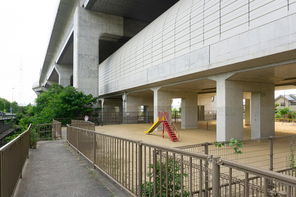 東倉治の高架下の公園 2024052815