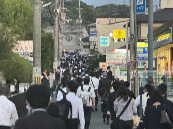 河内磐船駅のところ。道を埋め尽くすほど人で混雑してた〜昨日の夜の京阪電車の運転見合わせの影響〜