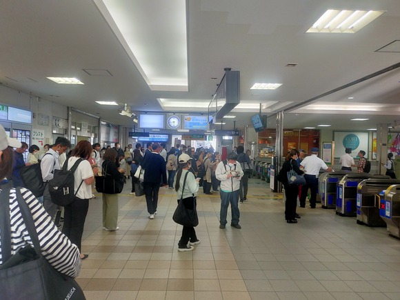 守口市駅の人身事故で京阪本線系統が運転見合わせ。運転再開の見込みは19:30ごろ