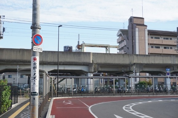 星田駅横の建屋-1