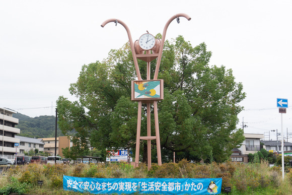 河内磐船駅前の時計塔 20241101-11