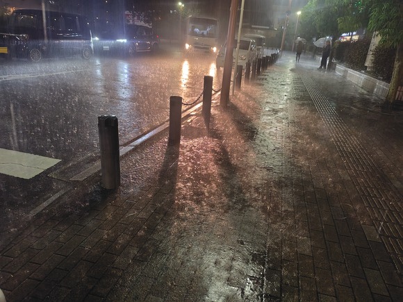 大雨が降る交野市内。落雷の影響で運転を見合わせていた京阪本線は運転を再開