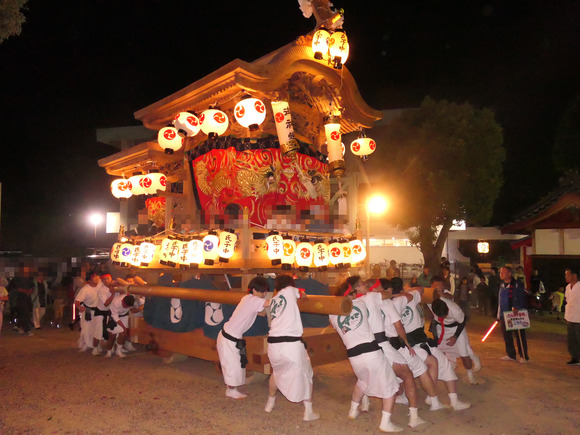 だんじりが神社内を曳行しおみこしが私部を練り歩くー住吉神社秋の例大祭リポート