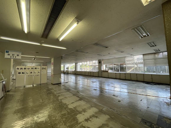 いつもと違う…！交野市役所本館1階がガラーンとしている理由とは？