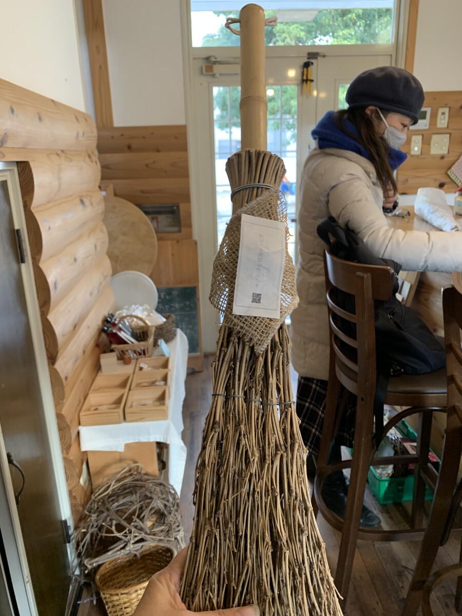 竹ほうき師匠の竹ほうきでお掃除 長く使えるっていいな おすすめお買い物シリーズ 交野タイムズ