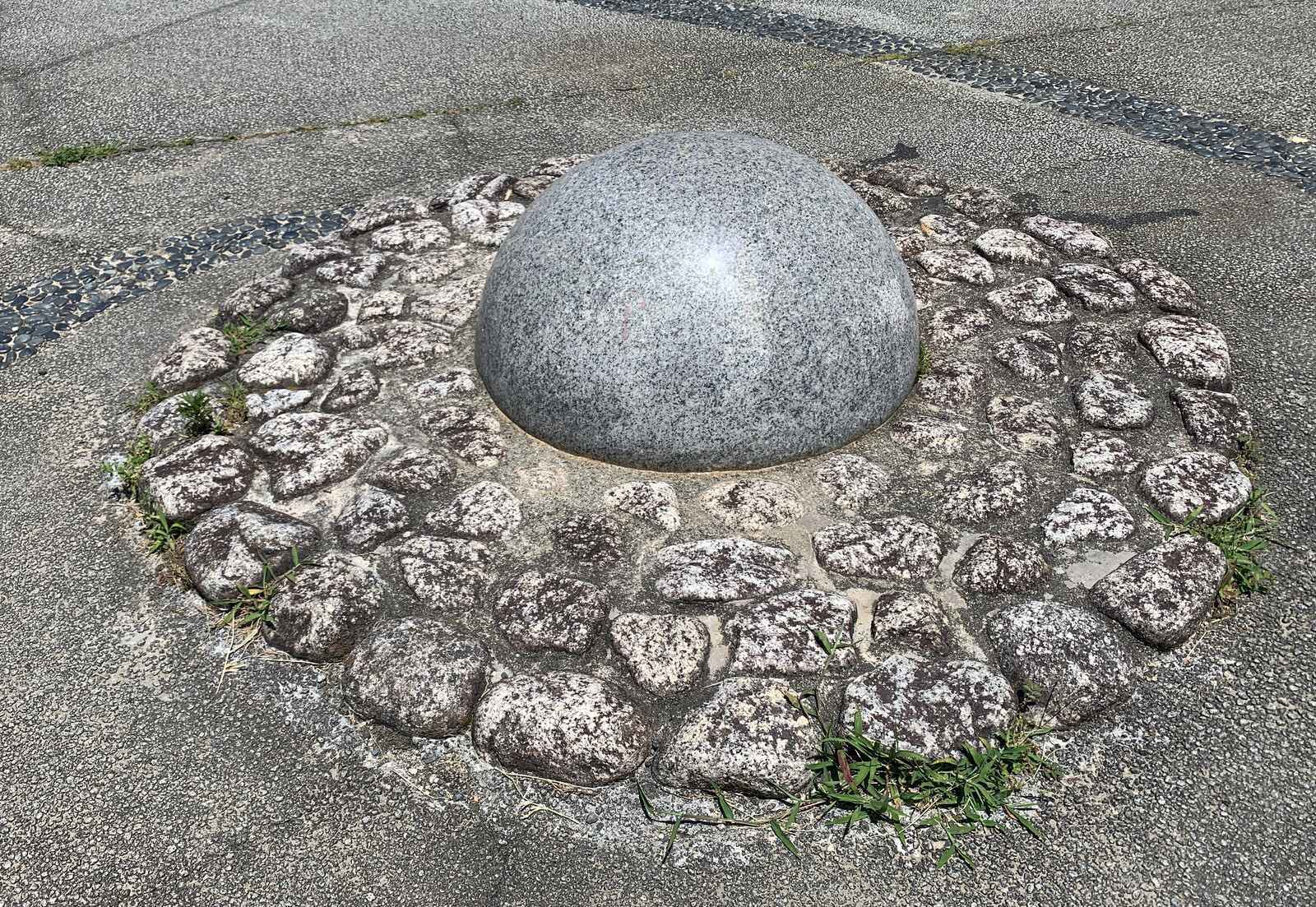 藤が尾6丁目の丸い石のところが、宇宙的というか、惑星的！ : 交野タイムズ