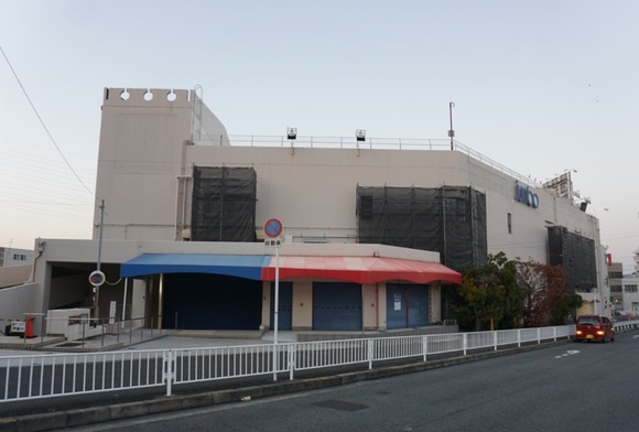 スギ薬局の大きな看板もなくなり、じゃんぼスクエア交野の外壁の一部に足場が組まれてる！