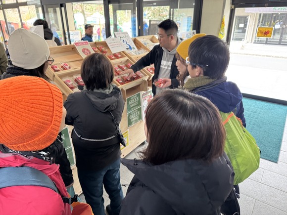 私市のカタノグリーンマーケット。棚がなんかでっかくなってる。2月14日はバレンタインデー企画。農業体験やゆるキャラ来たり