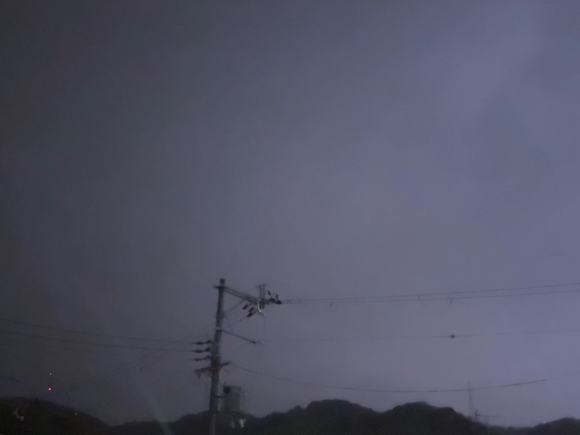 なんか今、めっちゃ雷なってる。雨も強くなってる。