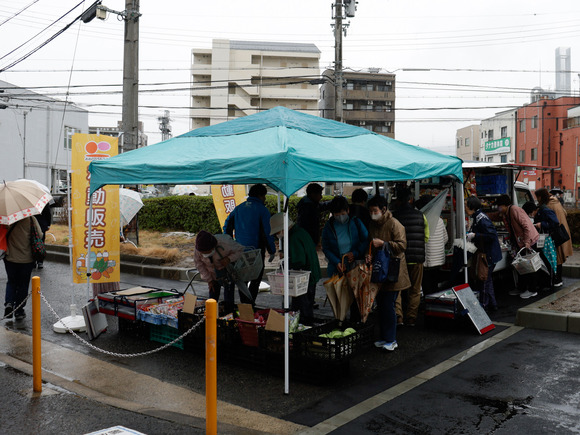 ジャンボスクエア交野前で食品などの移動販売はじまってる！【情報提供