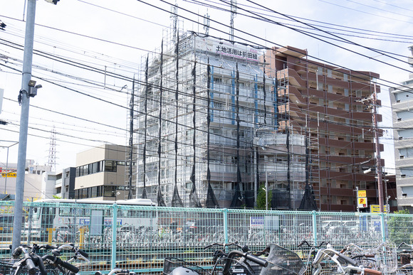 シートが外されたビル 20240818-1