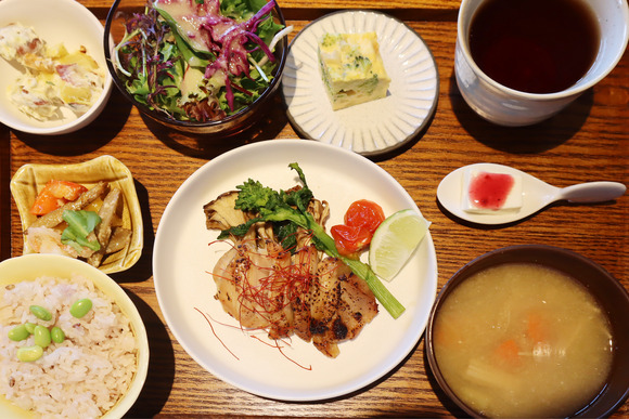 関西テレビ「よ〜いドン 」オススメ3で紹介された『MAKIBIファミリア』の「バランス定食」がめっちゃヘルシー！