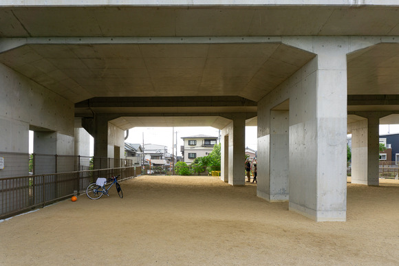 東倉治の高架下の公園 2024052811
