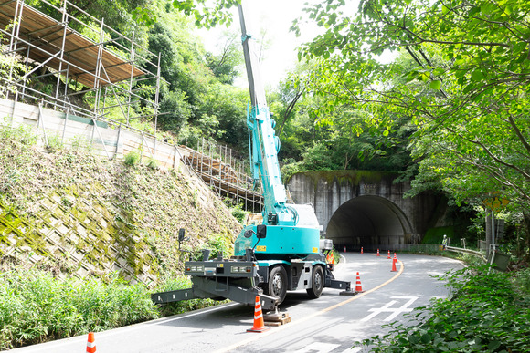 磐船トンネル横の崖 202407036