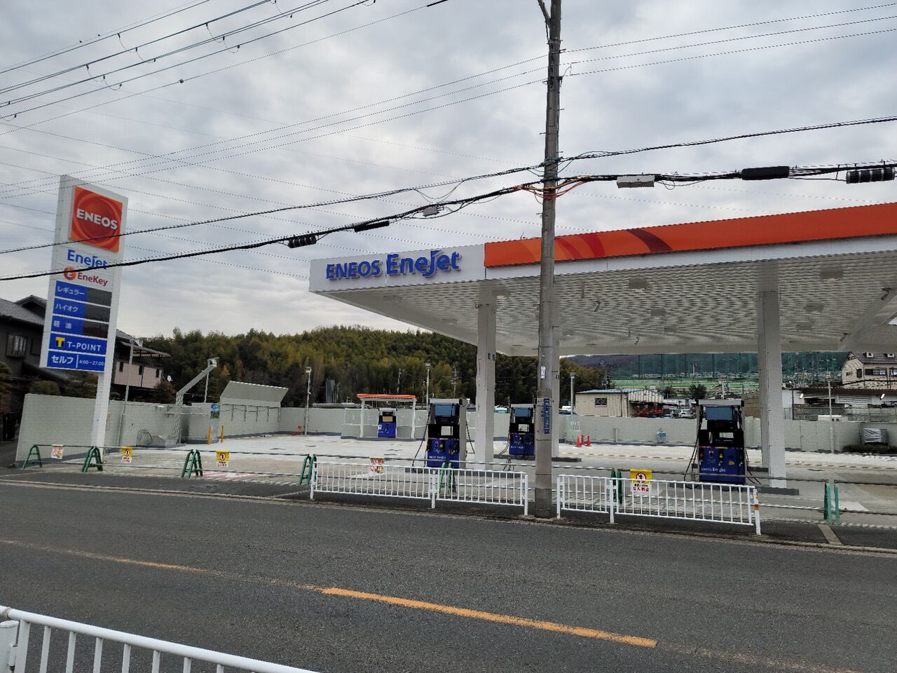2021年12月5日に一時閉鎖した寝屋川市打上元町のENEOS 星田コモンシティ (タイガー石油)の仮囲いが外れコインランドリーの看板も設置された。  : 第二京阪学研都市線紹介