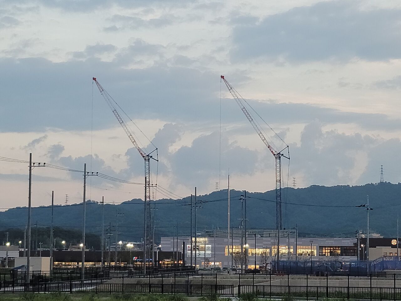 大阪府交野市星田北に、建設中のマンション、シエリアシティ星田駅前に、クレーン車が、1台増え2台になってる。 第二京阪学研都市線紹介 大阪府交野市星田北に、建設中のマンション、シエリアシティ星田駅前に、クレーン車が、1台増え2台になってる。 第二京阪学研都市線紹介