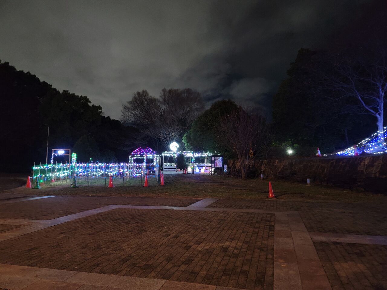 寝屋川公園でキラキライルミネーションが始まる。(2023年) : 第二京阪学研都市線紹介