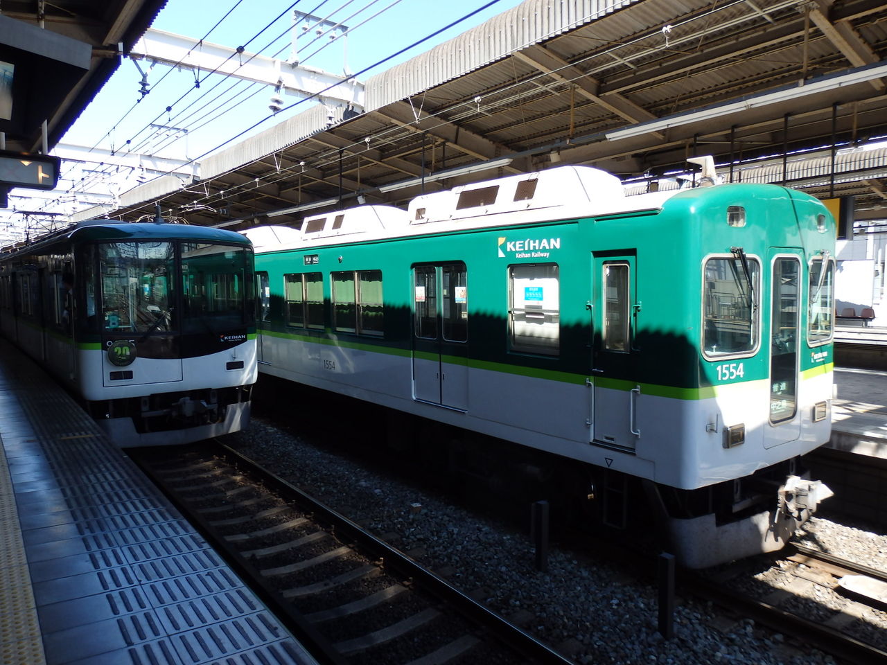 9000系唯一の8連となった9005f 交野が原道草 9000系唯一の8連となった9005f 交野が原道草