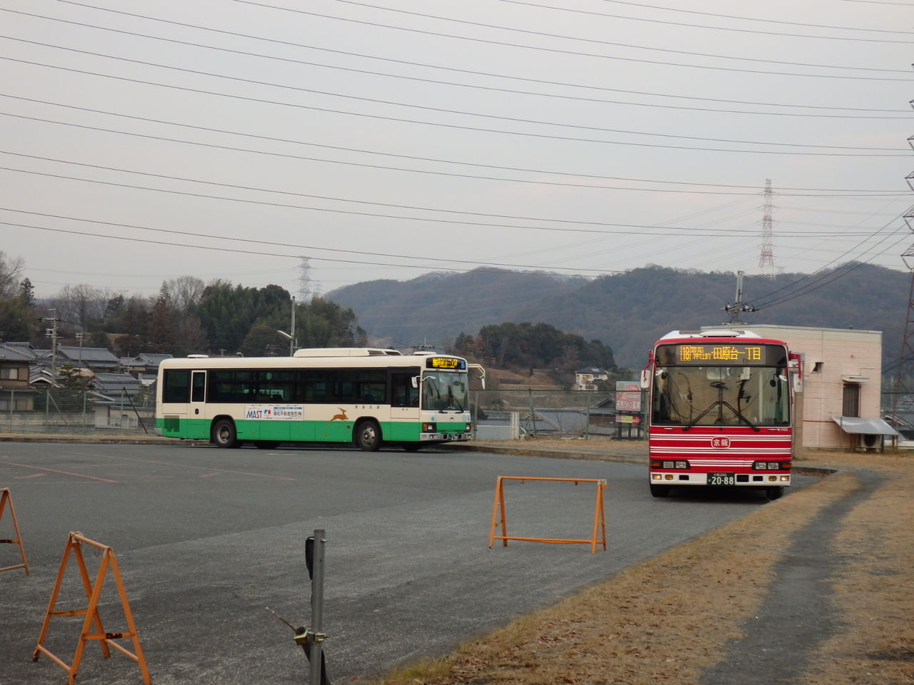 大阪府に乗り入れる奈良交通バス 交野が原道草 大阪府に乗り入れる奈良交通バス 交野が原道草