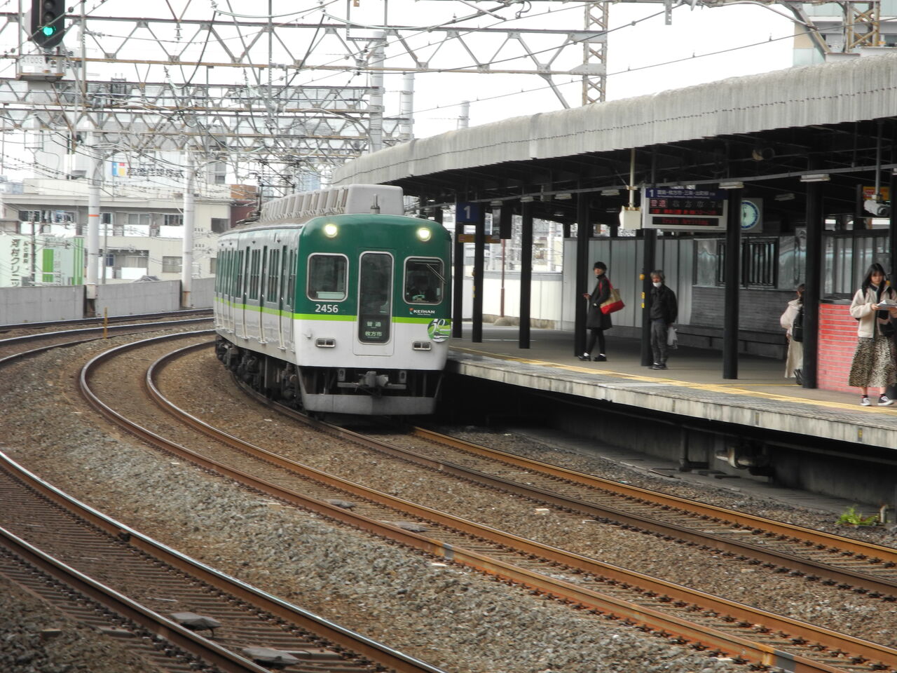 京阪2400系2452ｆが 交野が原道草