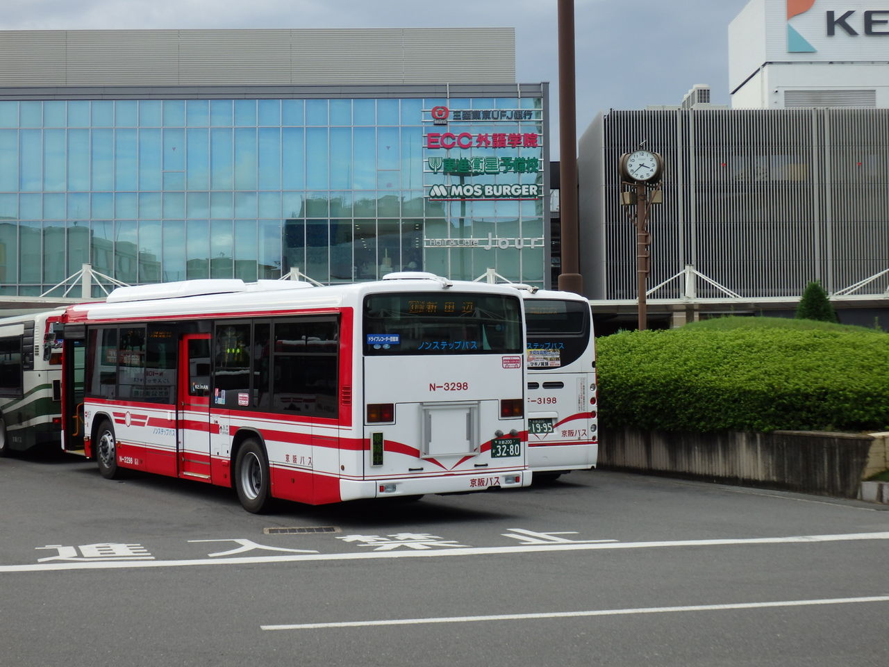 男山の新車 交野が原道草