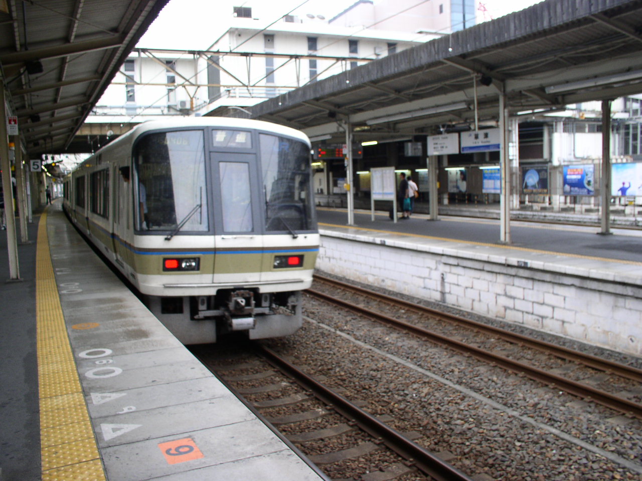 221系更新前の姿 交野が原道草