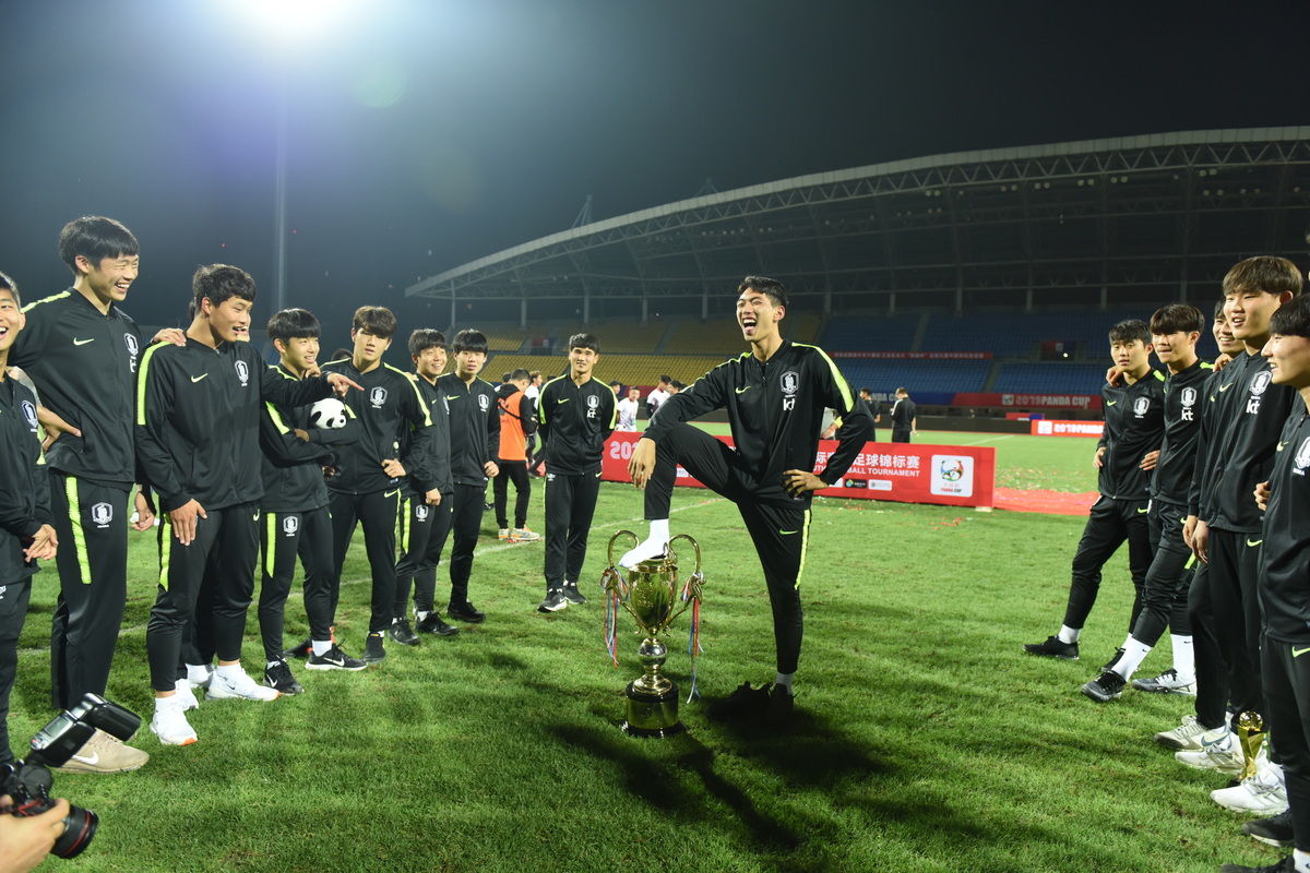 韓国 トロフィー踏みつけ事件 で露呈した韓国の 現状 エリート教育の弊害と中国と日本で異なる姿勢 かたすみ速報 韓国 トロフィー踏みつけ事件 で露呈した韓国の 現状 エリート教育の弊害と中国と日本で異なる姿勢 かたすみ速報