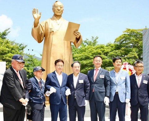 【韓国映画が奏功？】 観光客が初代大統領の銅像を素通りしなくなった