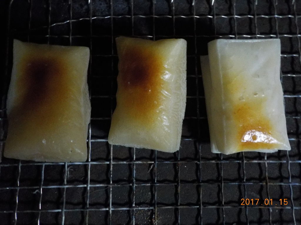 白州の杜からブログ 薪ストーブで焼いた新旧二つの餅 白州の杜からブログ 薪ストーブで焼いた新旧二つの餅