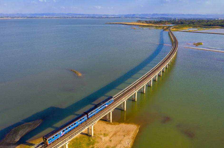 タイ国鉄「水に浮かぶ列車」乗車 : カオスが向こうから迫ってくる:アジア鉄道旅行記
