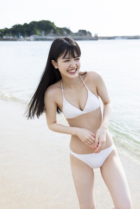 この久保史緒里のBカップ白ビキニの破壊力wwwwwwwww
