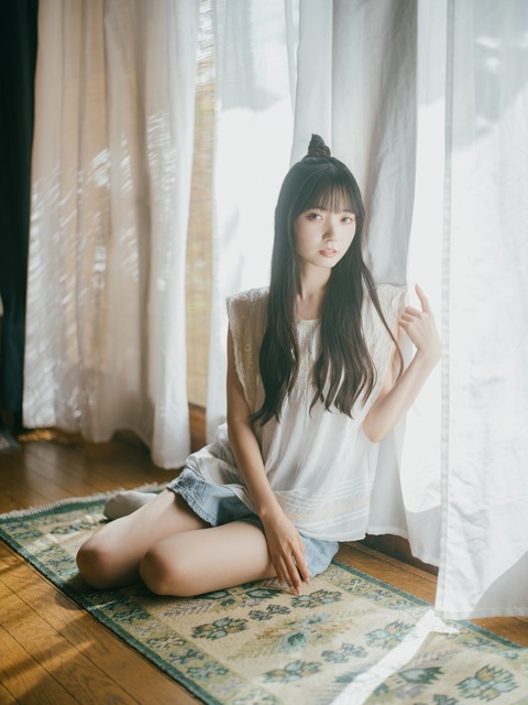 日向坂4期の『ガチ美脚メンバー』の生足グラビア…マジかよ(画像あり)