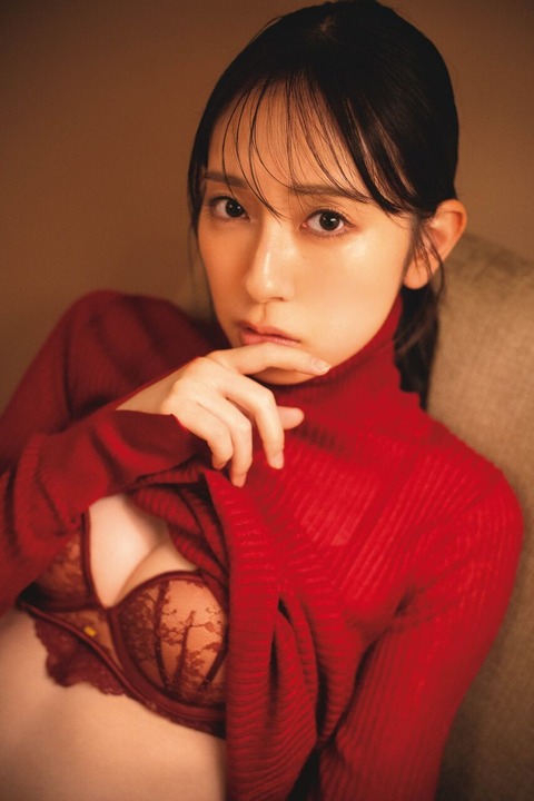日向坂46エースの写真集、健康的な膨らみwwwwwww