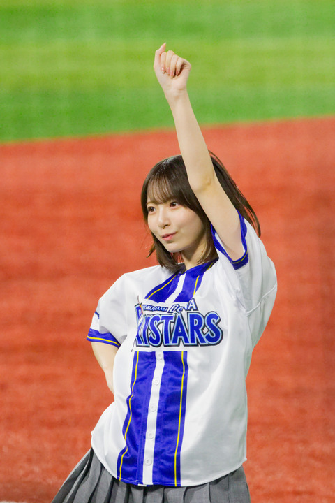 渡辺莉奈さん、ユニの隙間からナマ腋が・・・