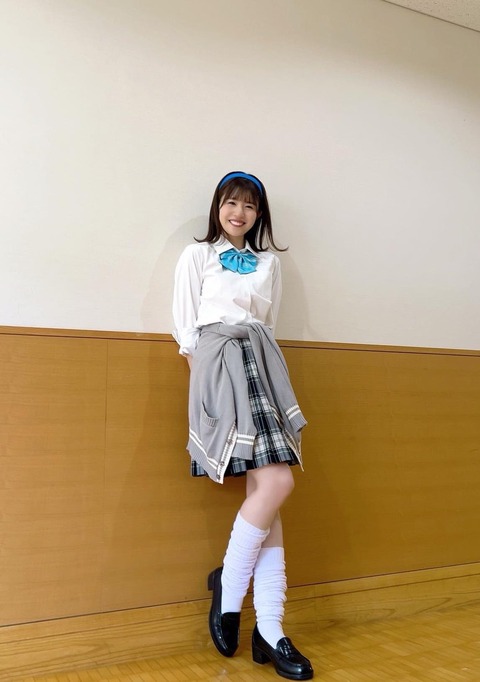 【画像】松田好花ちゃん、太ももがちらりと・・・！！！