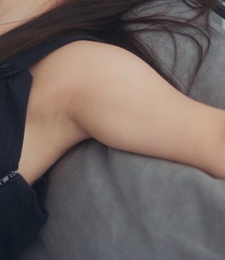 この齋藤飛鳥さん、ナマ腋が生々しすぎる