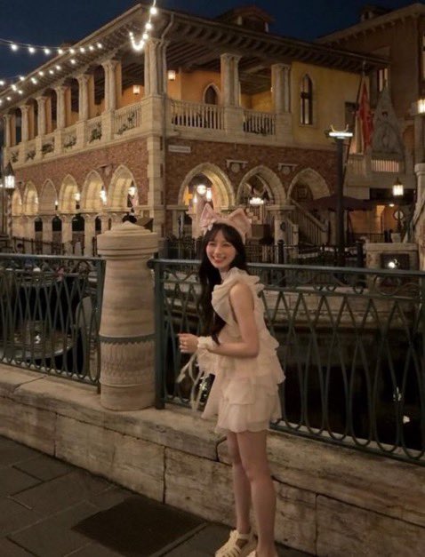 【画像】川﨑桜さん、ディズニーで生足を出し尽くしてしまうwwwwww