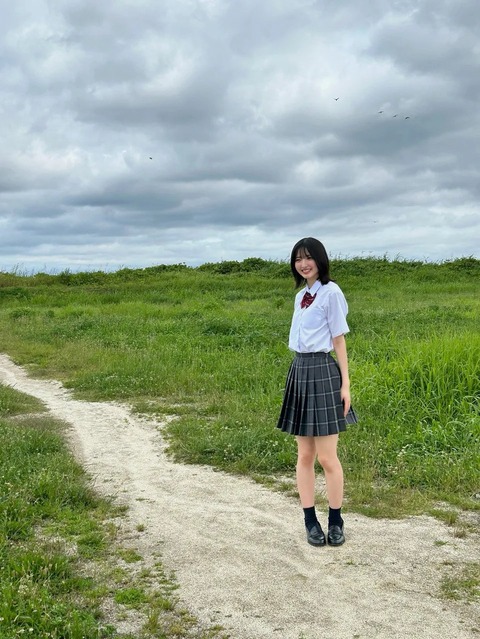 【画像】櫻４期、現役JKの制服姿から見える生足・・・！！！
