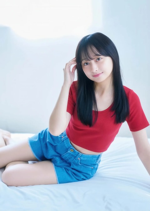 影山優佳さん、引き締まった生足が・・・
