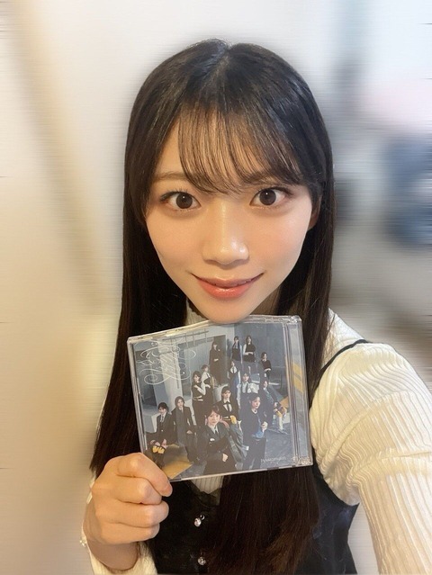 【悲報】櫻坂46さん、自撮り加工が酷すぎてCDケースがwwwww