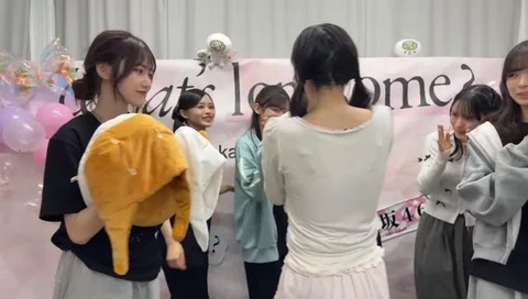 【朗報】櫻坂46さん、ブラ線がくっきりと見えてしまう